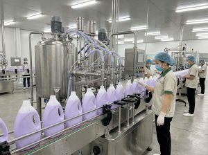 Workers supervising detergent bo… 202608081813
